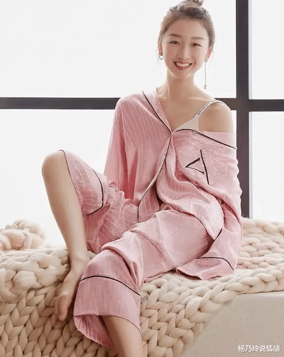 「周冬雨」周冬雨代言维密内衣?瘦成“排骨”都能行,网友:二次“发育”