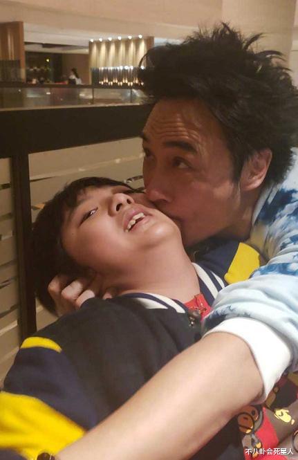 费曼▲费曼小学毕业啦!高大壮硕赶超吴镇宇,眉眼间仍是大帅哥