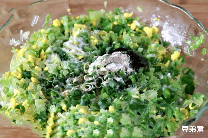 「面食」春天，教你做包菜馅饼，做法简单，皮薄馅多，比包子还好吃