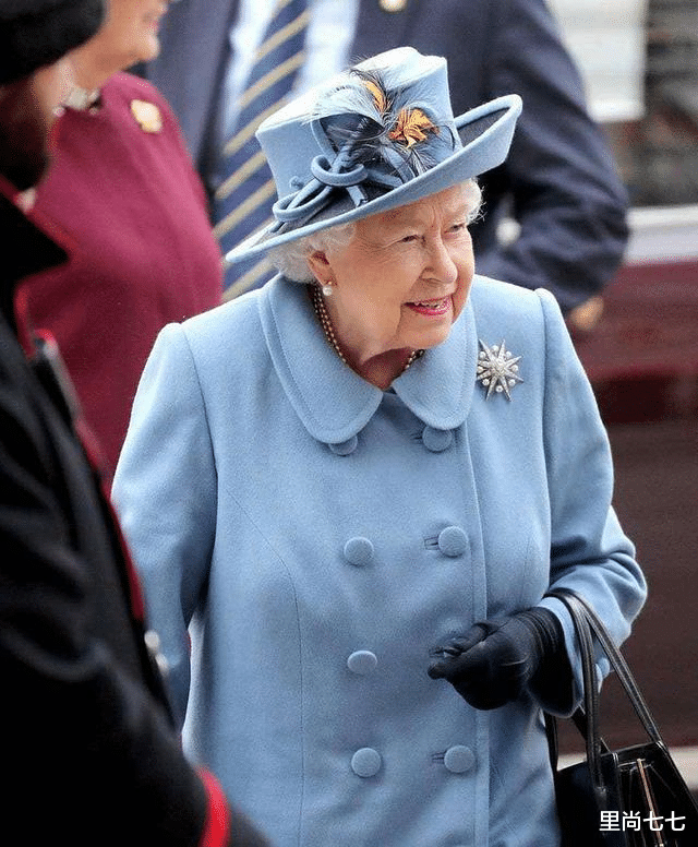 #查尔斯王子#儿子确诊女王居家办公，93岁造型精致红唇明艳，却难掩满眼焦虑