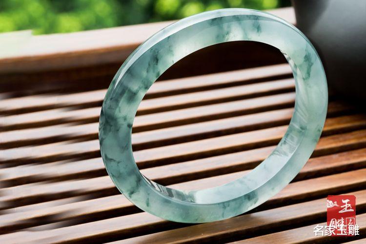 翡翠手镯|冰种飘花翡翠手镯价格是多少？冰种飘花翡翠手镯的价格如何看？