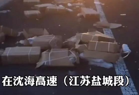 话晴空|货车被追尾，村民骑三轮车疯抢7吨猪肉：车门都被拖走，损失28万没法赔