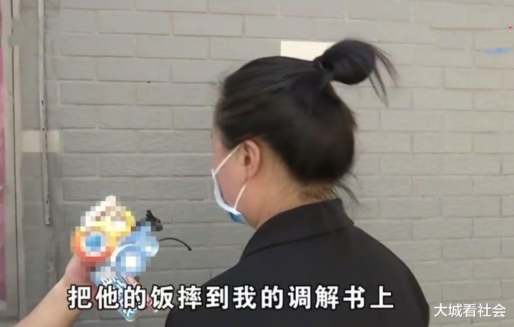 标题党：结婚在电梯门口挂气球，女子说句吓死人，新郎母亲和她闹到派出所