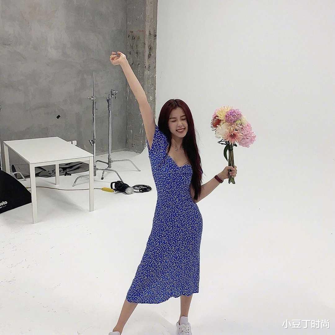 连衣裙|白百何瘦下来真会穿，高领碎花连衣裙配高马尾，气质高级大气
