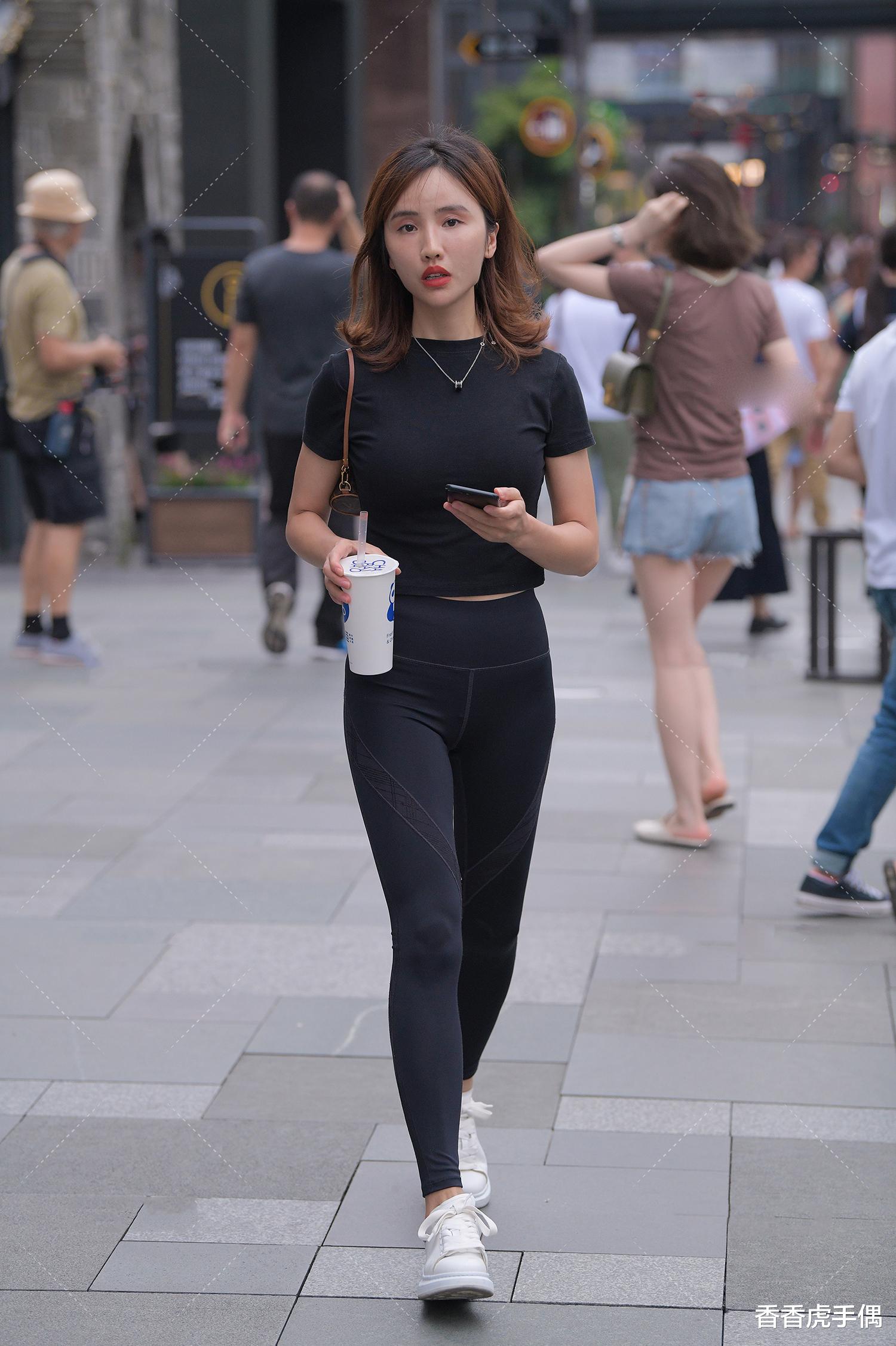 运动风|短发妹妹穿“运动风”出门清爽有气质,紧身裤彰显出众的“曲线”优势