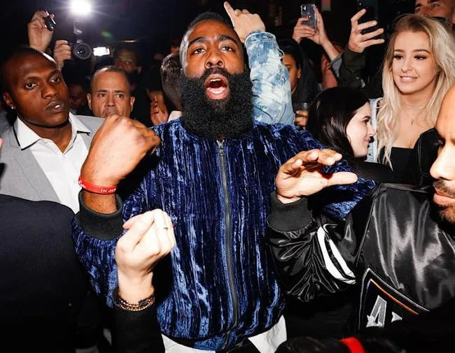 布克|女网红夜战7名NBA球员！视频录像流出！连布克都顶不住了......