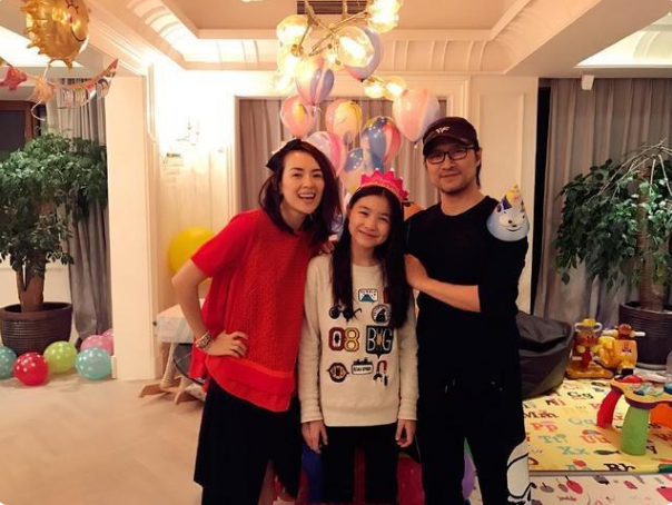 谢霆锋|汪峰大女儿太美了!15岁拥有“初恋脸”,长发披肩与章子怡合照很自信