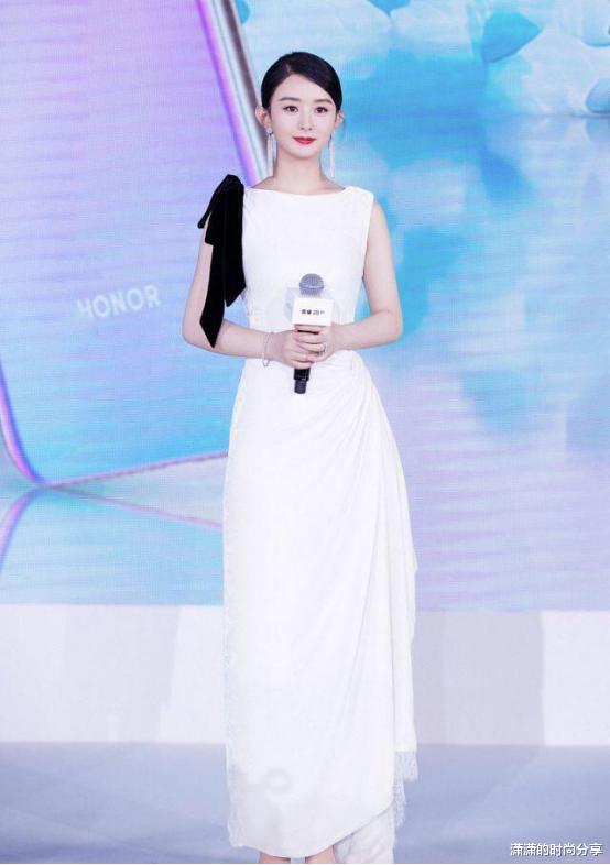 赵丽颖|赵丽颖越来越“嫩”了，“黑长直”搭配碎花短裙，大气又甜美