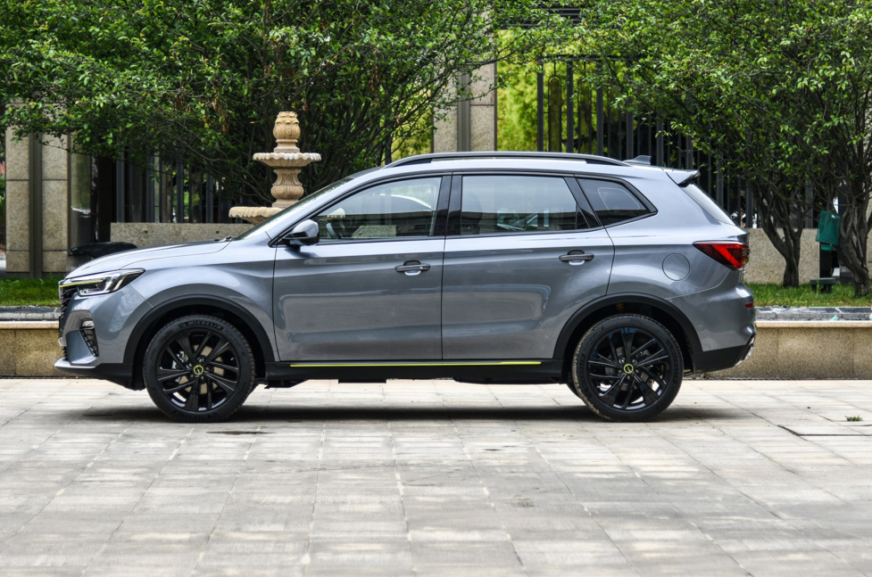 『荣威RX5』颜值控的有福了！浑身都是年轻化，关键好开不贵，才12万起