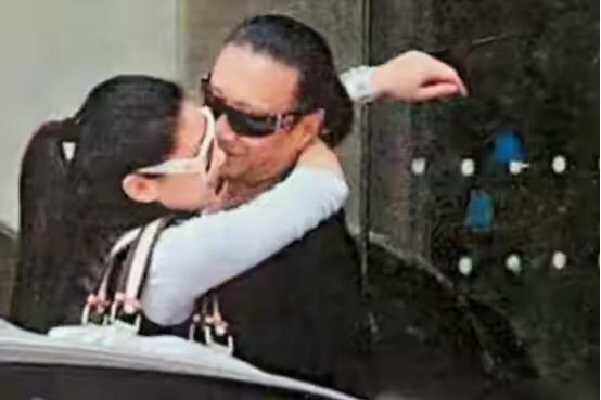 #谢贤#谢贤已到耄耋之年“火气”依旧旺!跟小49岁女友当街拥吻,好甜蜜