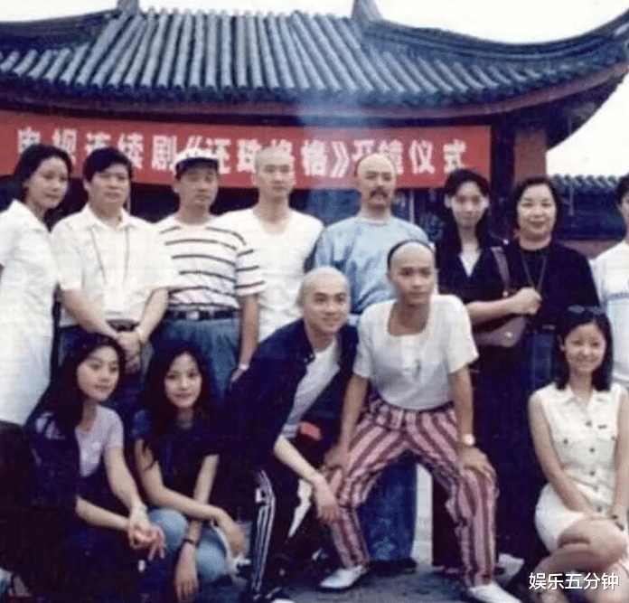 赵薇■《还珠格格》当年罕见的开机照曝光！那时的赵薇长得是真干净！