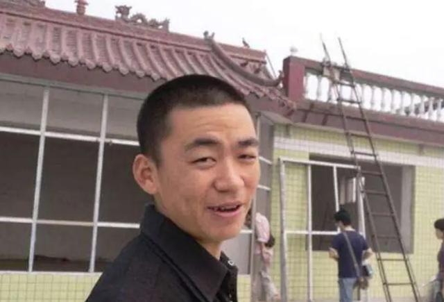 王宝强|王宝强母亲离世后，乡下豪宅人去楼空，大门却被无情涂上了4个字