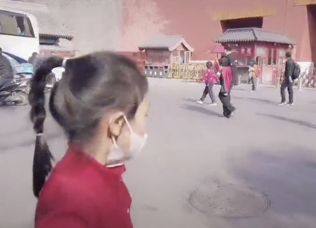 李小璐|李小璐带女儿游故宫，甜馨轻松翻跟头，被妈妈背在背上互动温馨