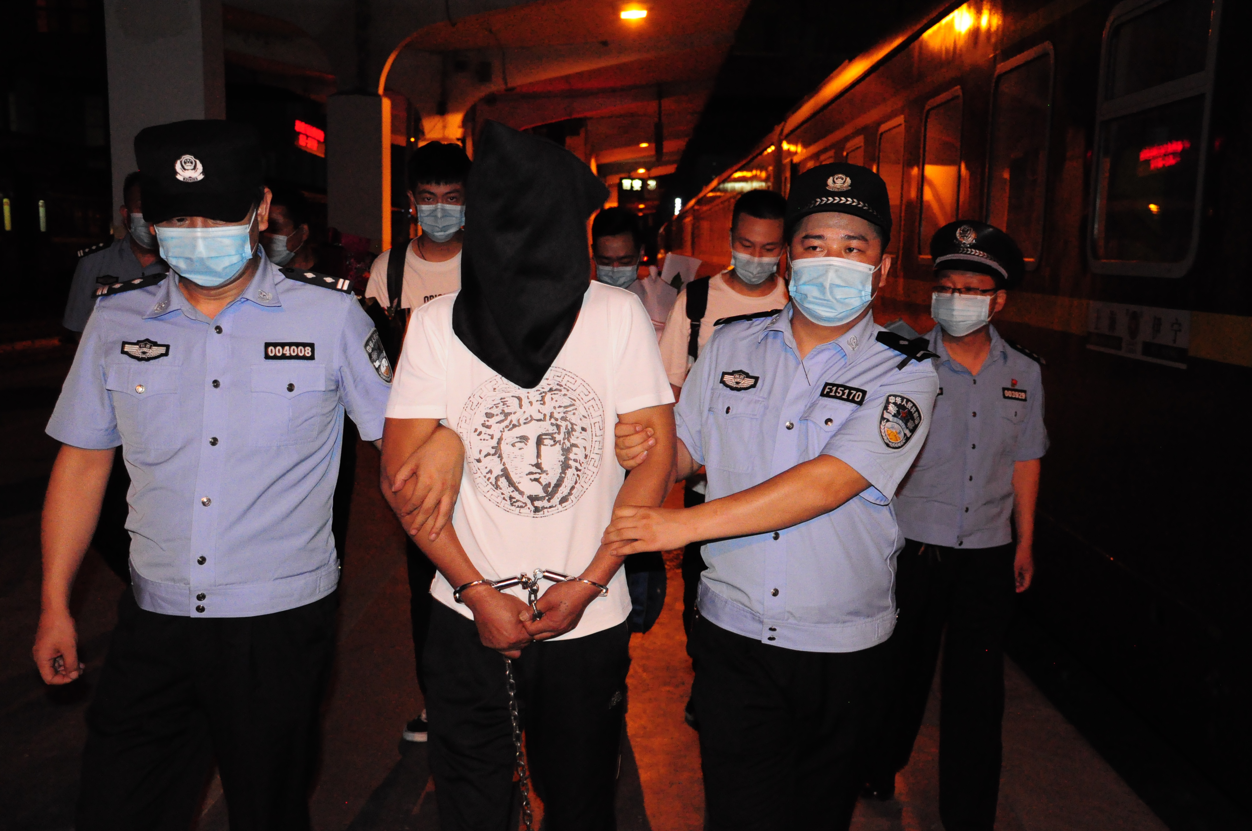 冰视频|男子杀人后逃亡新疆26年从不吃陕西小吃,被抓时已认不出自己父母