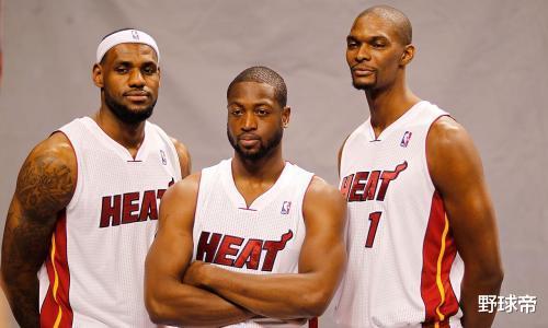 德维恩·韦德：热火13年27连胜期间，波什场均15.6分6板，而老詹和韦德是这数据！