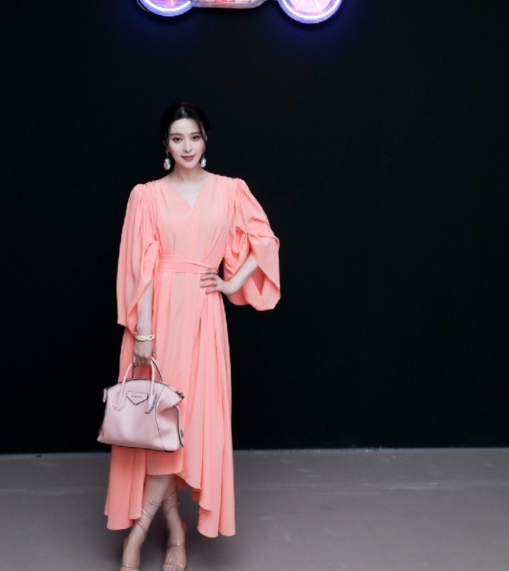 裙装|范冰冰也太好看了，粉色裙装太温柔，侧颜线条美到哭
