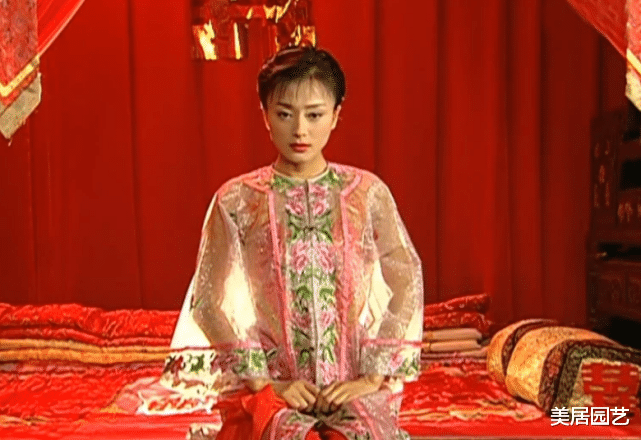 「还珠格格」还珠格格：知画新婚之夜换睡衣时，永琪为何会一瞬间的呆愣？心思藏不住