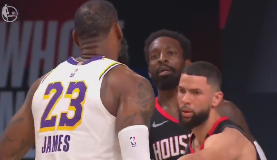 库兹马|湖人23分大胜，库兹马正负值-3，詹姆斯头被球砸，他却憋不住偷笑！