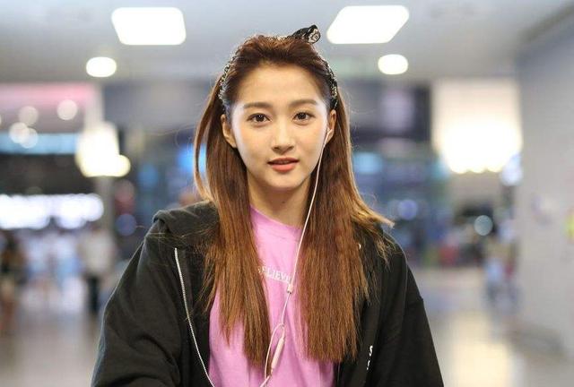 关晓彤|看看鹿晗的父母,再看看关晓彤的父母,两人的差距一目了然