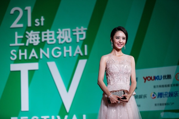 「鹿晗」还记得岳云鹏春晚说的那句话吗？现在已经在佟丽娅身上应验了