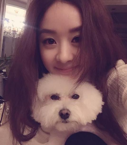 赵丽颖■走进赵丽颖的家，全屋是巴洛克装修风格，走进去感觉是童话世界