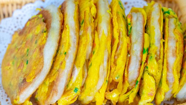 【】最快手早餐饼，4个鸡蛋，1碗面，筷子简单一搅，10分钟烙7张饼