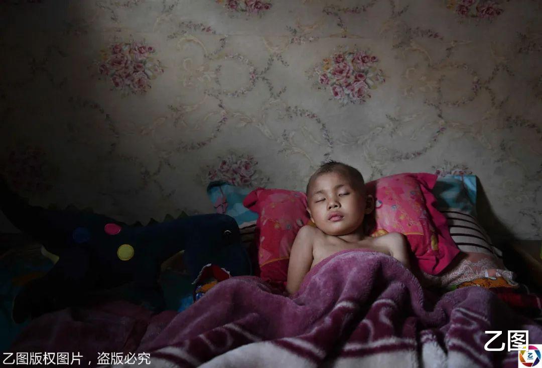 乙图|妻子跑了，90后货车司机带着病儿跑长途：最怕跑着跑着儿子没了