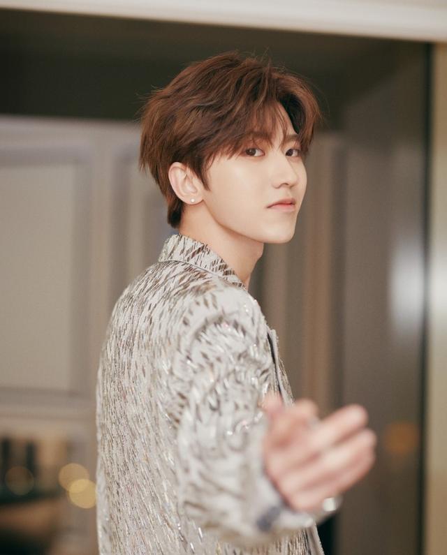 [李晨]李晨微博晒图，独自一人撑起《奔跑吧》队长大梁，他到底行不行？