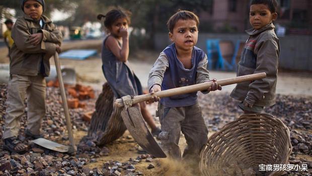 印度黑磚廠裡的童工，每天餓著肚子幹活，累死累活一天隻賺到20元-圖4