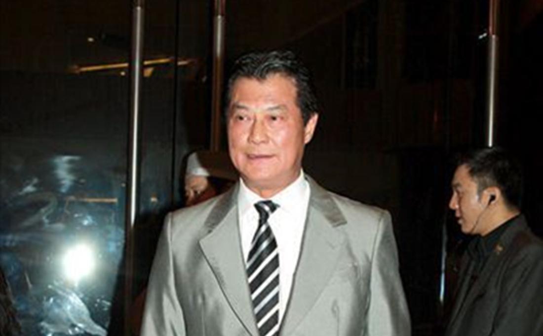 他是向华强最害怕的人，还是张学友的岳父，谢贤叫他弟弟