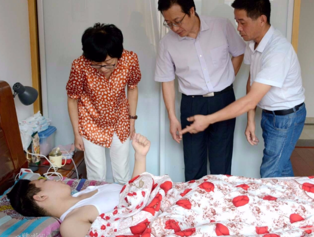 警察|高考生身患“怪病”,被警察抬进考场,成绩公布后,网友不淡定了