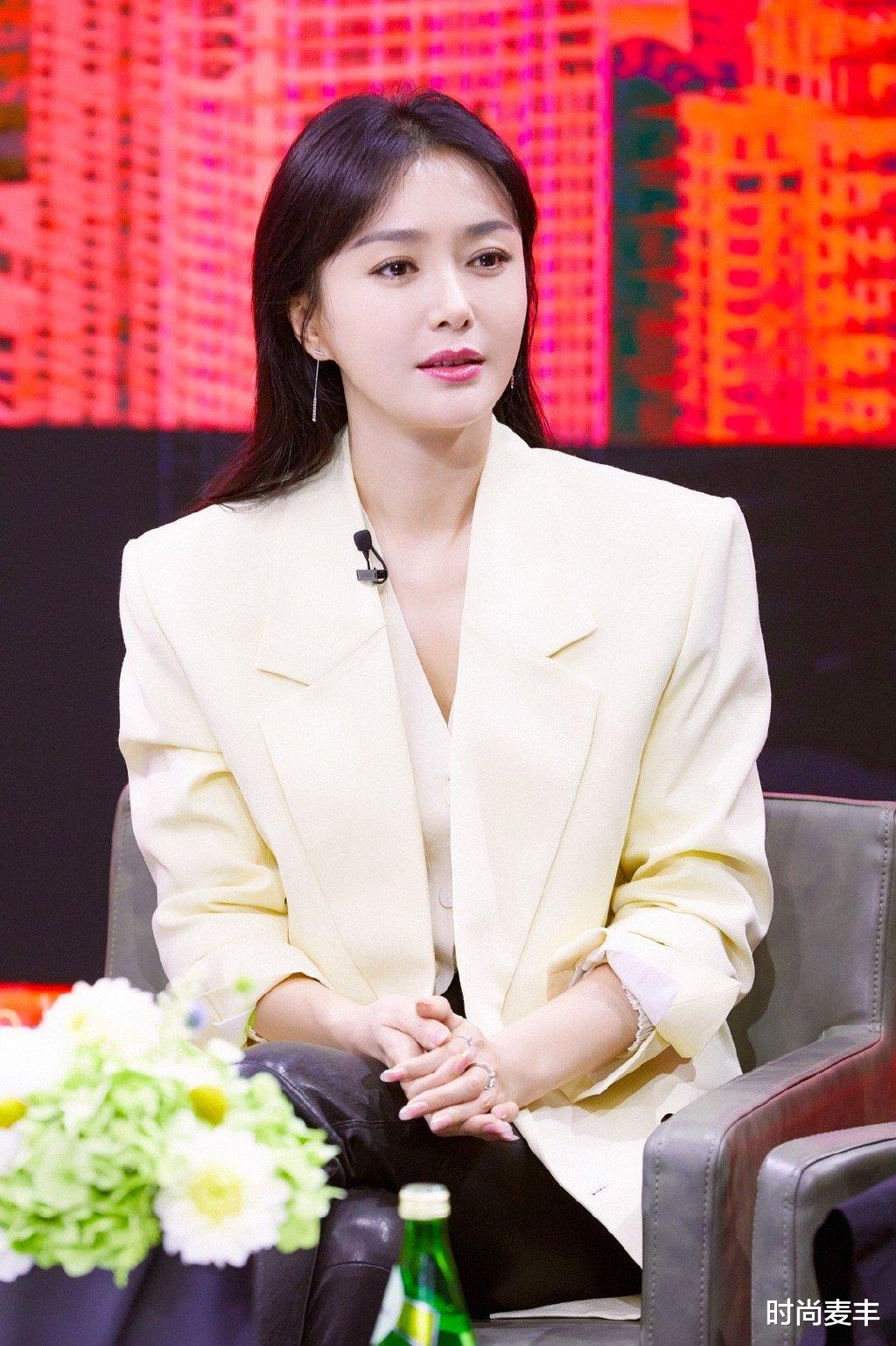 #秦岚#秦岚这一身太适合职场了，鹅黄色西装+皮裤，简约却不失风度