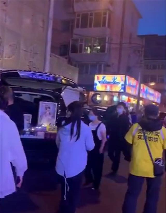 「本田UR-V」一批奔驰G63摆摊，车主看似卖货，实则炫富，路人都只看车不看货