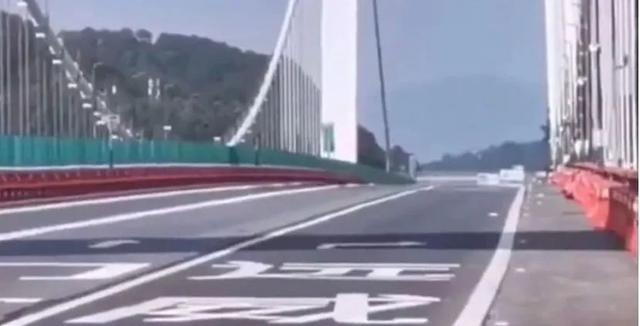 【外卖小哥】男子围观查车，被交警识破隐情！罚10000元、扣12分！