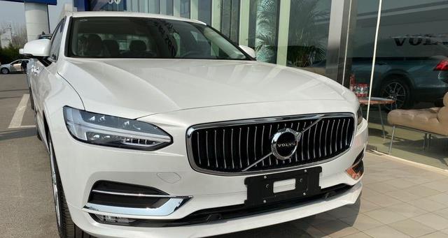 「哈曼卡顿」一跌就是10万，终于火了一把，轴距3米+10个哈曼卡顿，叫板奥迪A6