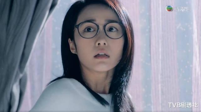 TVB新劇《反黑路人甲》熱播，她憑長腿吸睛，眼鏡造型引網民激贊-圖3