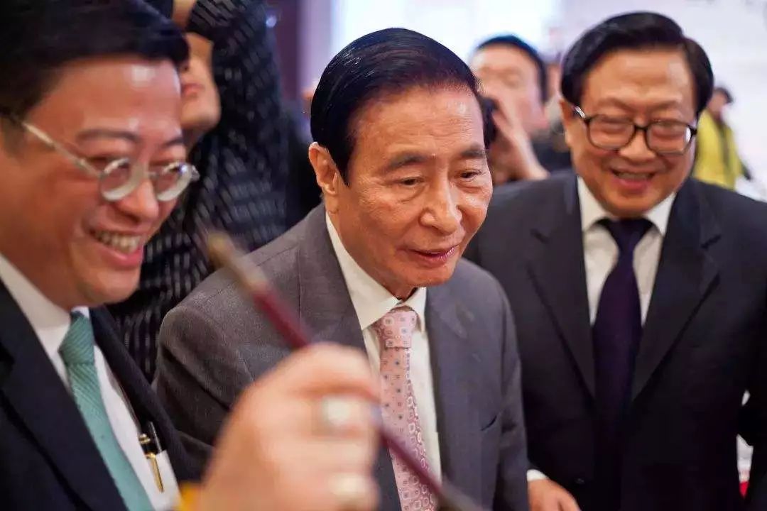 『香港』他取代李嘉诚成为香港首富，送给弟弟200亿，27年来从没动过