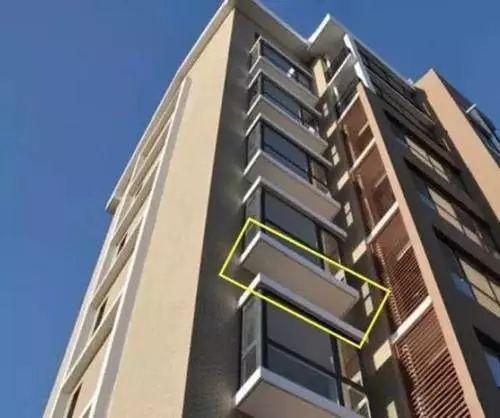 『』内飘窗占卧室面积,业主请师傅一锤砸掉,楼下邻居吓到要搬家!