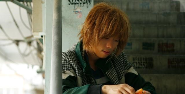 八佰|《八佰》中的南岸刀子，《药神》中的沉默黄毛