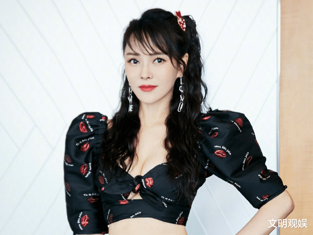 「伊能静」伊能静厨房跳主题曲舞蹈,嘴叼大葱让人笑喷,秦昊表情却成功抢镜