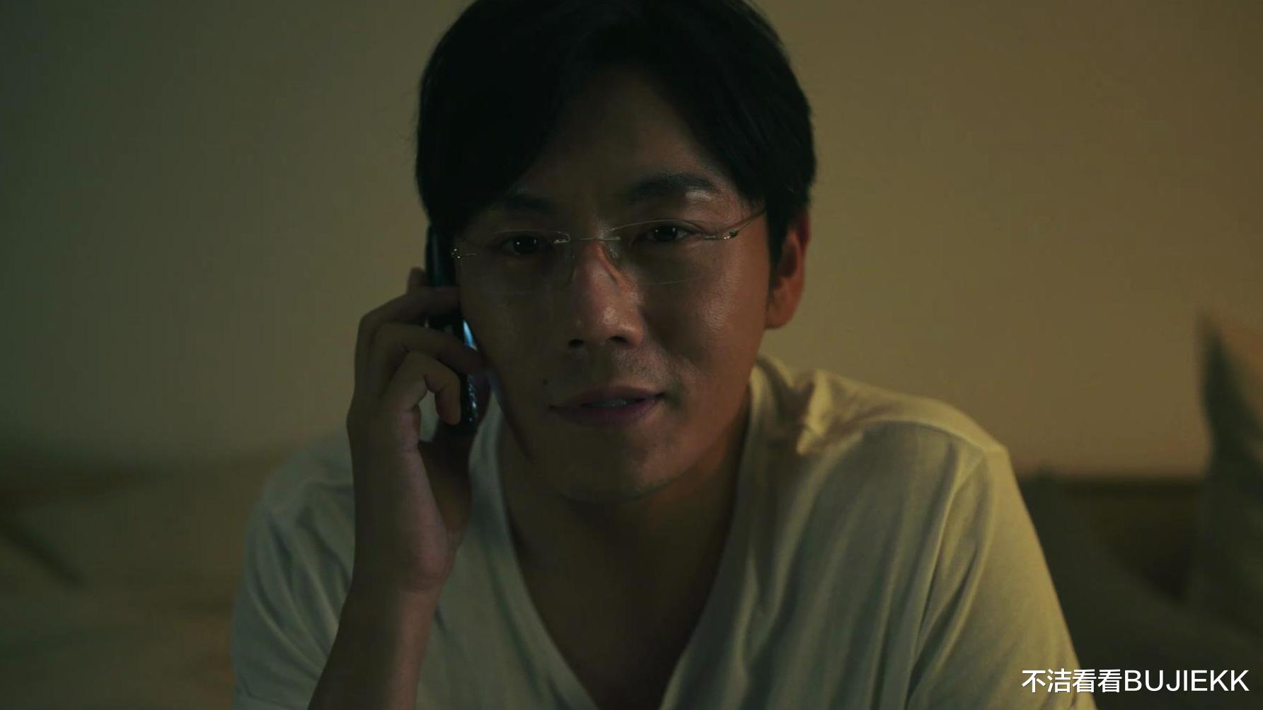 「交易」《隐秘的角落》细节：书店交易的时候，你看普普旁边的两本书