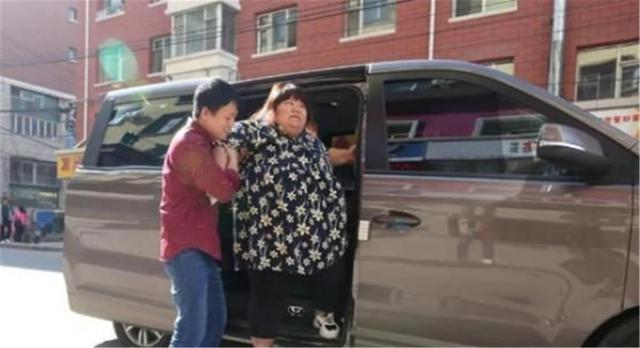 |宠妻狂魔?丈夫将校花妻子养到300斤,究竟是爱她还是害她?