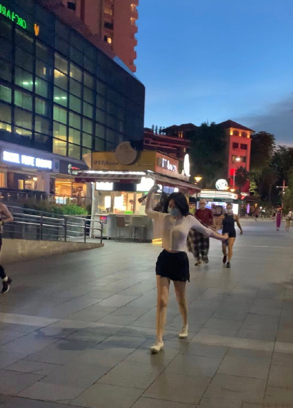 许晴|51岁许晴被网友偶遇，性感身材让人羡慕，原来她一直坚持健身！