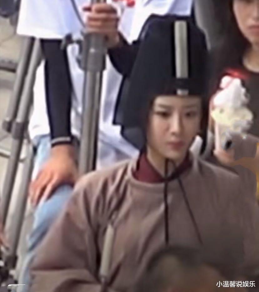 杨紫|杨紫《青簪行》演“太监”！离开滤镜胖成了球，和导演对戏打闹不停