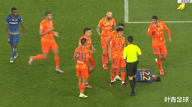 山东鲁能|首秀3分钟，1脚踩踏，直接红牌！鲁能急了：7人围住裁判理论