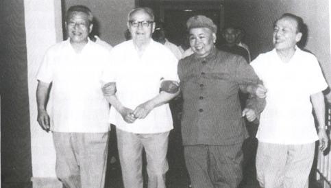 许世友|许世友被拒主席追悼仪式,腰插左轮手枪火冒三丈,骂起人无人敢拦