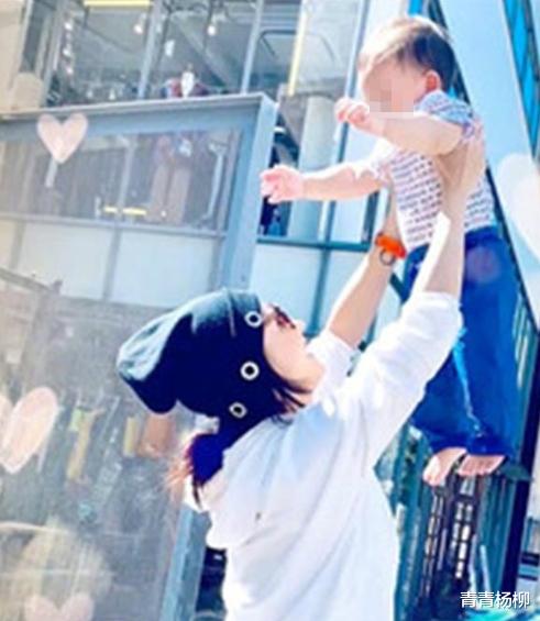 张柏芝▲六一儿童节,张柏芝又晒小王子正脸照,两位哥哥一同出镜很温馨