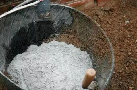 「」头次见往水泥里加洗衣粉，问老师傅才知洗衣粉这么有用，差点误会