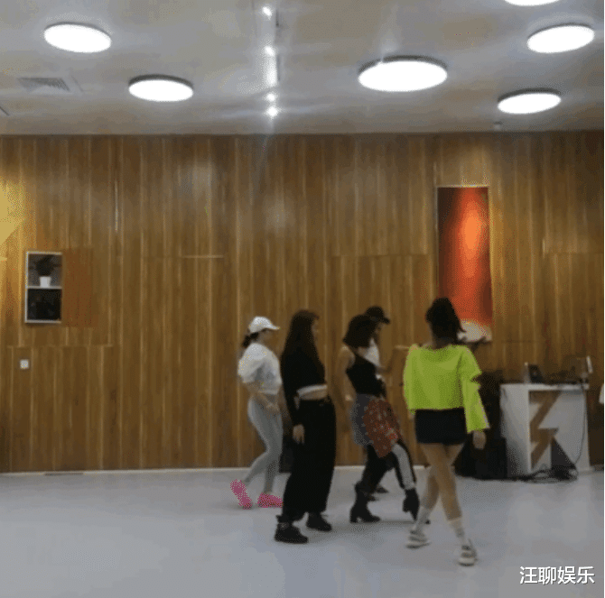 【官宣】《乘风破浪的姐姐》正式官宣，三十位“大龄女星”定妆照，有点飒