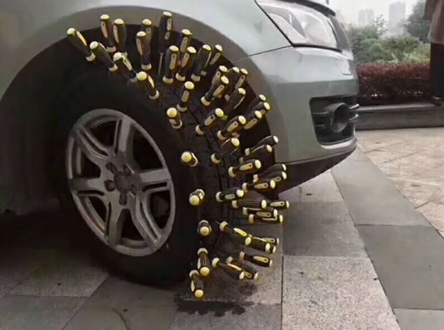 [奥迪A6L]停车位被占霸占，车主一怒将60奥迪扎成“刺猬”，网友：活该！